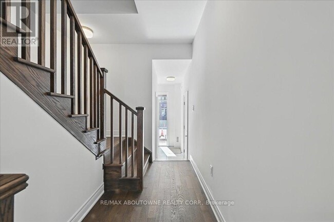 Photo du bâtiment - 2184 Postmaster Dr