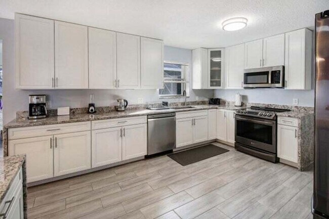 Foto del edificio - 120 Park Ln E