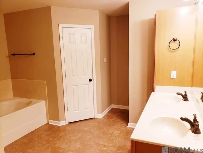 Building Photo - 14364 Summerset Dr