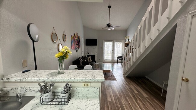 Building Photo - 2425 Holly Hall St