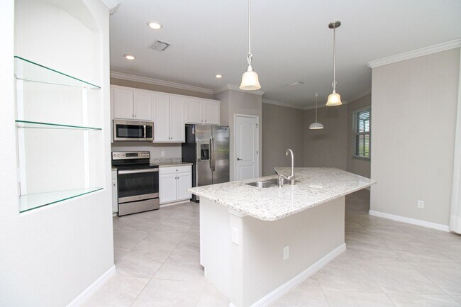 Building Photo - Spacious 4-Bedroom Pool Home in a Prime Ne...