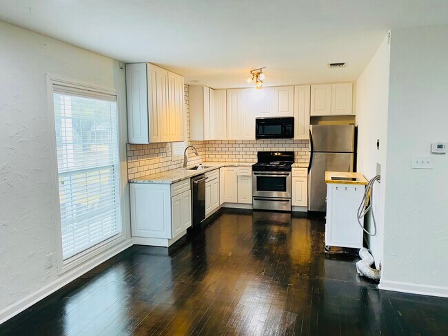 Foto del edificio - 4217 Donnelly Ave