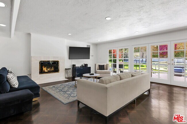 Building Photo - 1850 Coldwater Canyon Dr