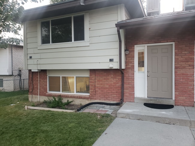 Building Photo - 170 W Foxbridge Dr