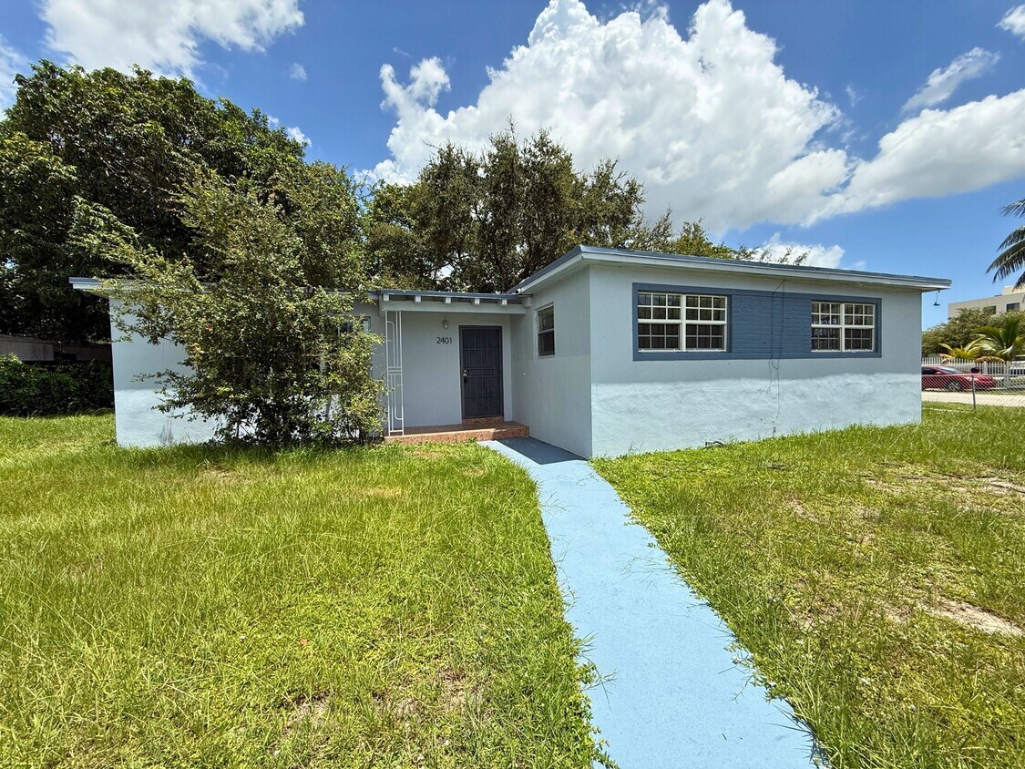 Foto principal - 2401 NW 170th St