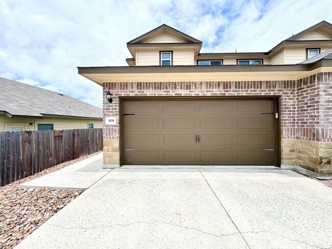 Foto del edificio - Two Story Townhome in New Braunfels