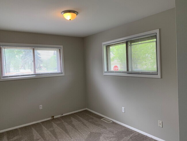 Foto del edificio - Spacious 3 bd 1.5 bth Raised Ranch Duplex