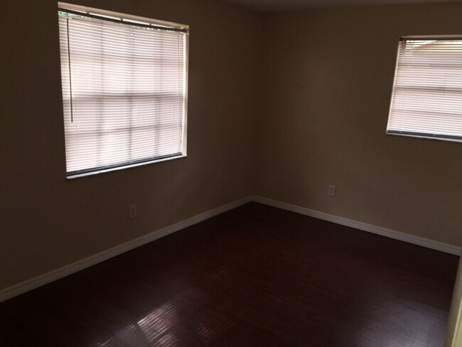 Foto del edificio - 247 Oakwood Dr