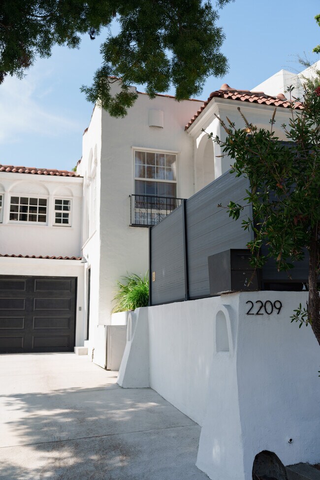 Foto del edificio - 2209 N Gower St