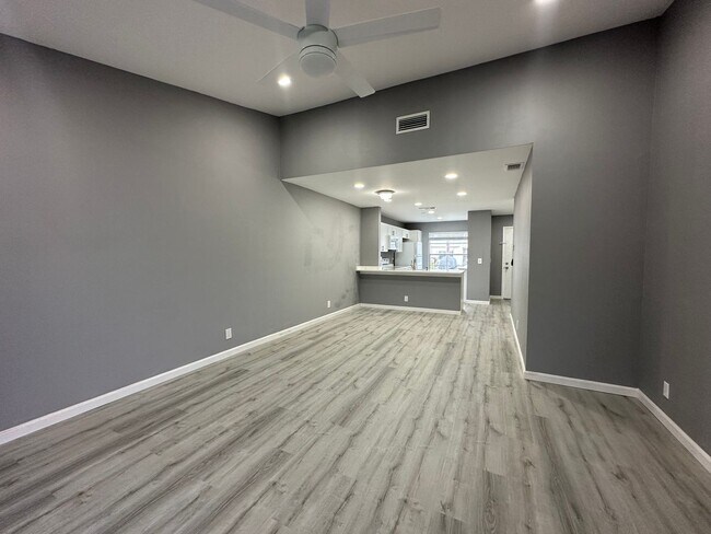 Foto del edificio - Renovated 2/2 Villa with Fenced in Backyard