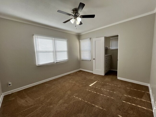 Building Photo - LARGE 1 BEDROOM 1 BATH UPSTAIRS UNIT READY...
