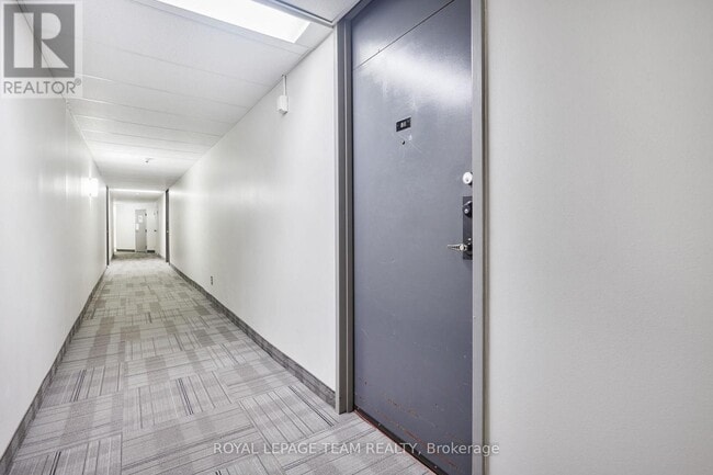 Building Photo - 2000 Jasmine Crescent