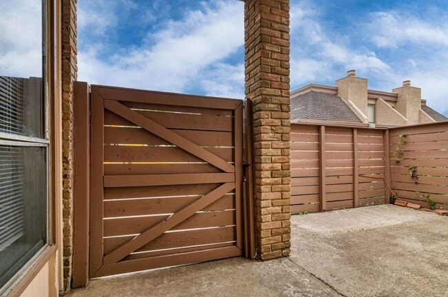 Building Photo - 3121 Park Ln