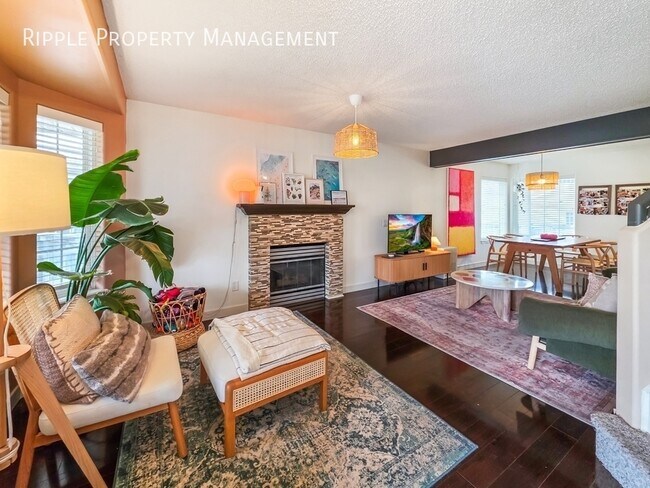 Building Photo - ELEGANT 3 BEDS, 2.5 BATHS TOWN HOUSE | PRIVATE BACKYARD & CENTRAL A/C | UTILITIES INCLUDED