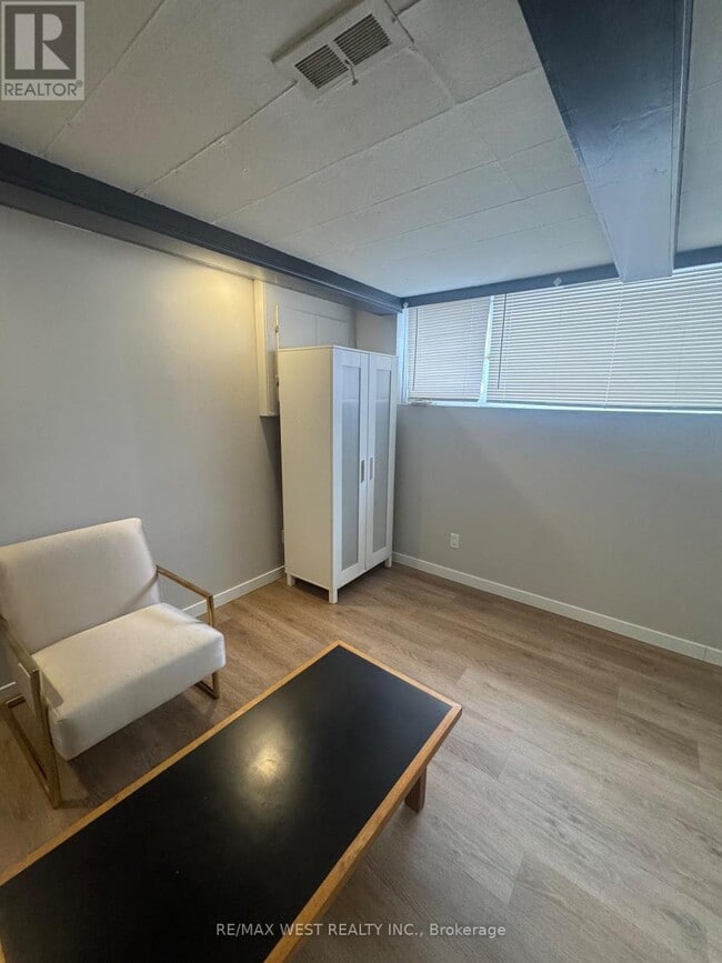 Photo du bâtiment - 35 Lilywood Rd