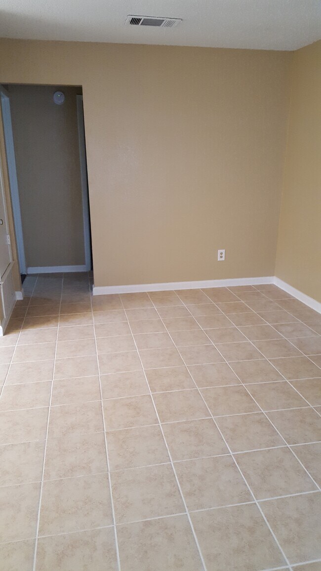 Sala de estar - 904 Bret Ln