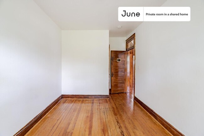 Building Photo - Private bedroom in 3 bed/2 bath Home