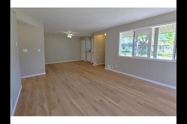 Building Photo - 4710 Lenore Ln