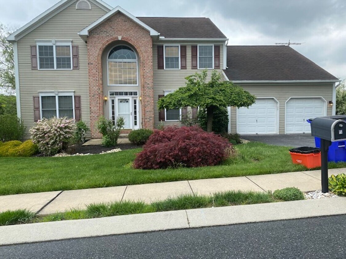 Foto principal - SPACIOUS 4-BEDROOM, 3.5-BATH HOME AVAILABL...