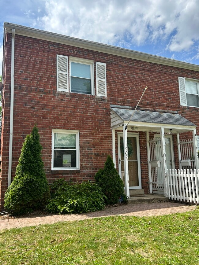Building Photo - 902 S Highland St
