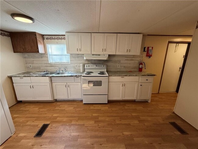 Building Photo - 15 Elza Dr