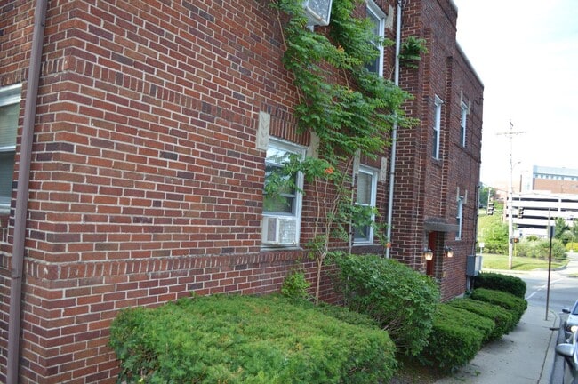 Building Photo - 960 Ludlow Ave