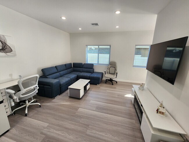 Foto del edificio - 10742 Gerald Ave