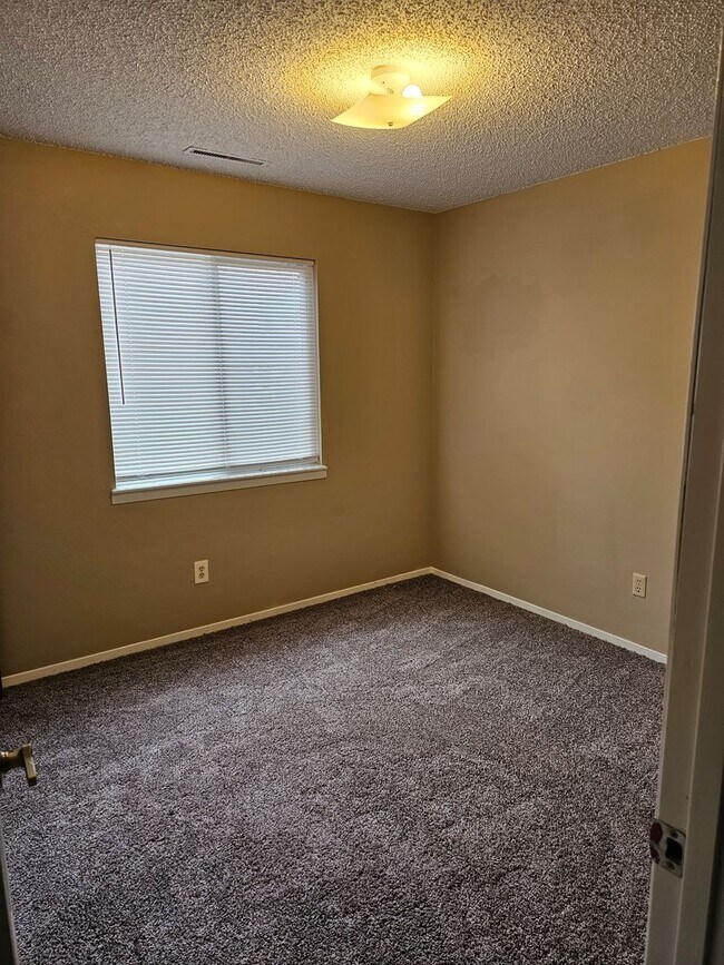 Building Photo - Great Fourplex LowerUnit!