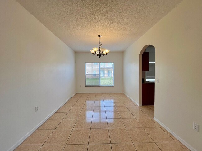 Foto del edificio - Beautiful 4 Bedroom Home in Maple Chase – Cypress Woods, Poinciana, FL