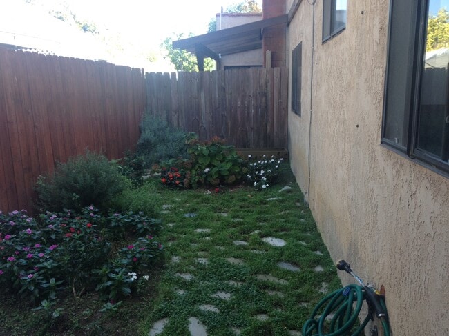 Building Photo - 933 Loma Ave