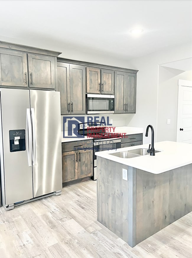 Building Photo - 3 Bedroom 2.5 Bathroom Town Home - 1 Car Garage - Small dog allowed