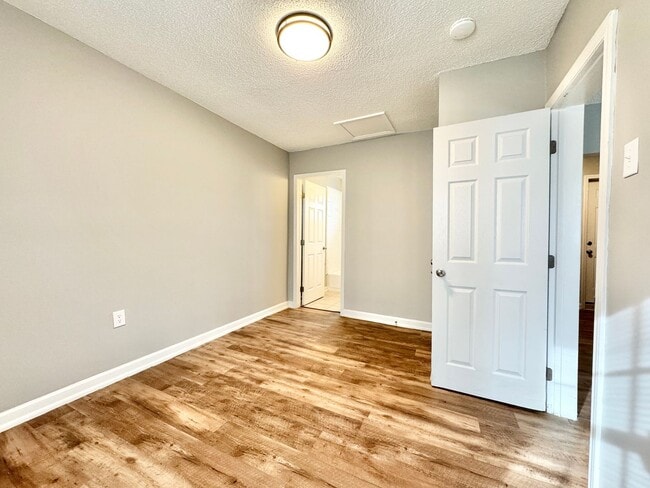 Building Photo - Newly Renovated One Bedroom Duplex - Move In Special!