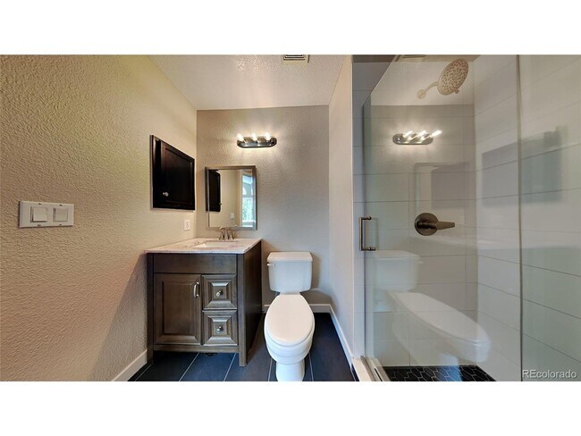 Foto del edificio - Refined Louisville Townhome — Garage, Gas ...