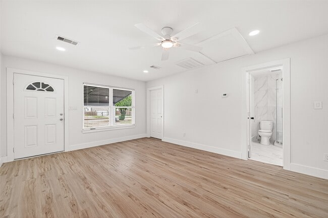 Foto del edificio - 6615 W Montgomery Rd