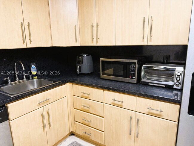 Foto del edificio - 2450 NE 135th St