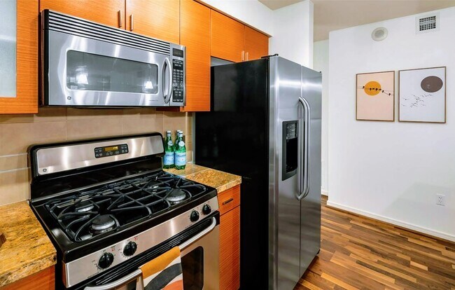Cocina moderna con electrodomésticos de acero inoxidable. - 819 Virginia St