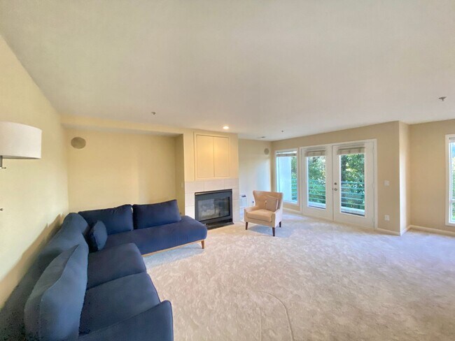 Building Photo - Spacious 3 Bedroom Condo!!!