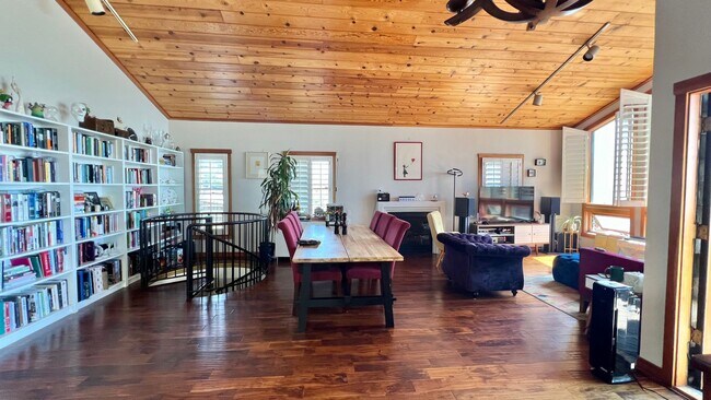 Foto del edificio - Charming Brown Shingle Home 3bd 2.5ba Nest...