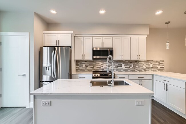 Building Photo - New Construction!  Spacious Modern Townhom...