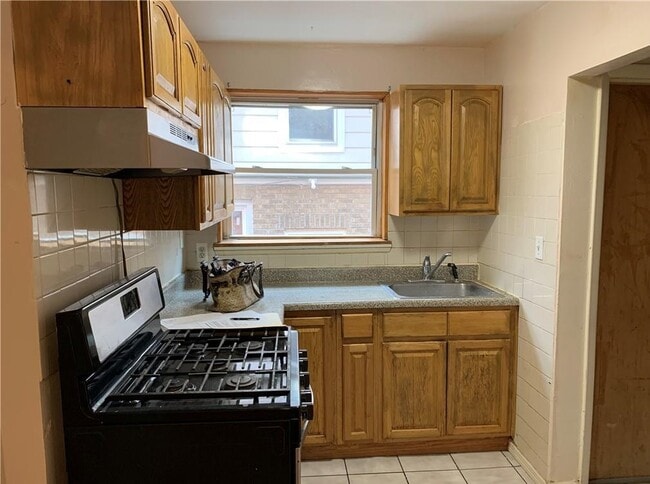 Kitchen - 130 Elliott Ave