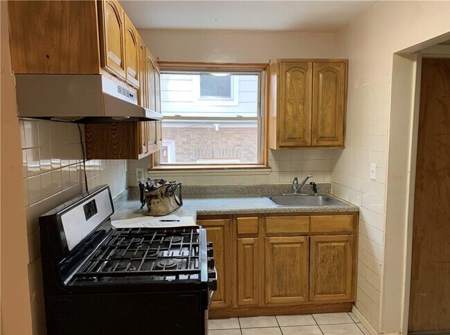 Kitchen - 130 Elliott Ave