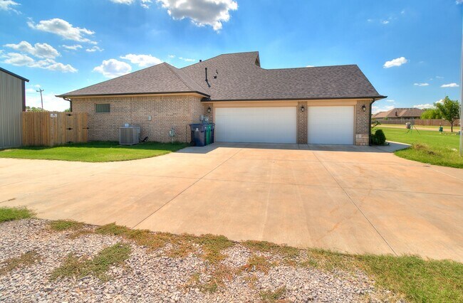Building Photo - 3 Bed, 2 Bath Home with Bonus Office and  Huge Workshop