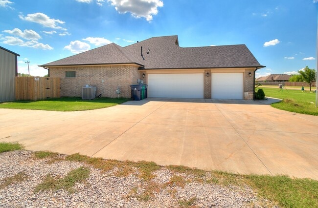 Foto del edificio - 3 Bed, 2 Bath Home with Huge 20x140 Ft Wor...