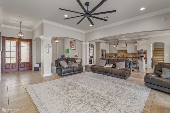 Foto del edificio - Beautiful 4 bedroom/4 Bathroom Home with a Peaceful Backyard