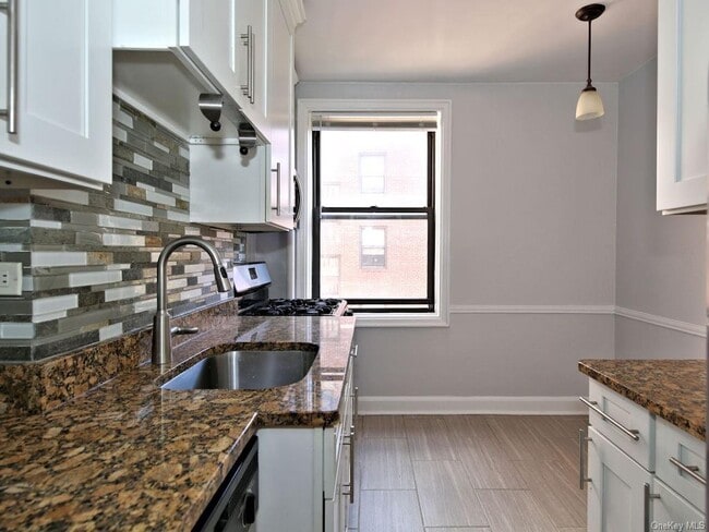 Building Photo - 125 Larchmont Acres