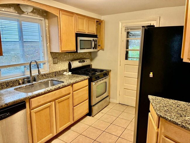 Foto del edificio - Charming 3/2 Home in Castle Shannon - Gara...