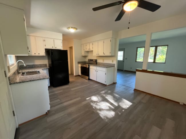 Building Photo - 430 Ironton St NE