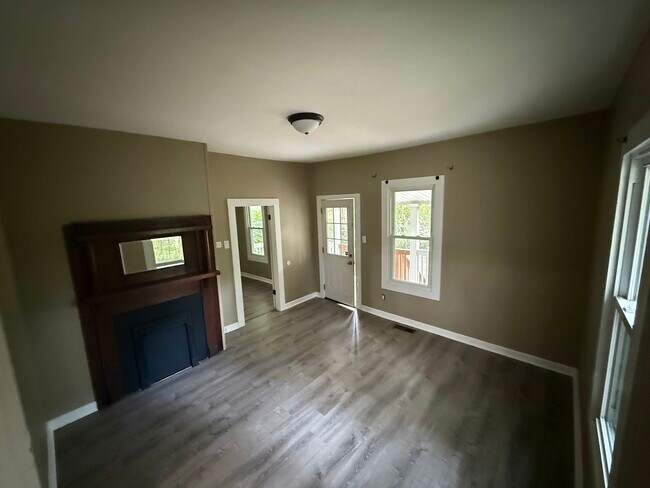 Foto del edificio - 1326 E Harper Ave