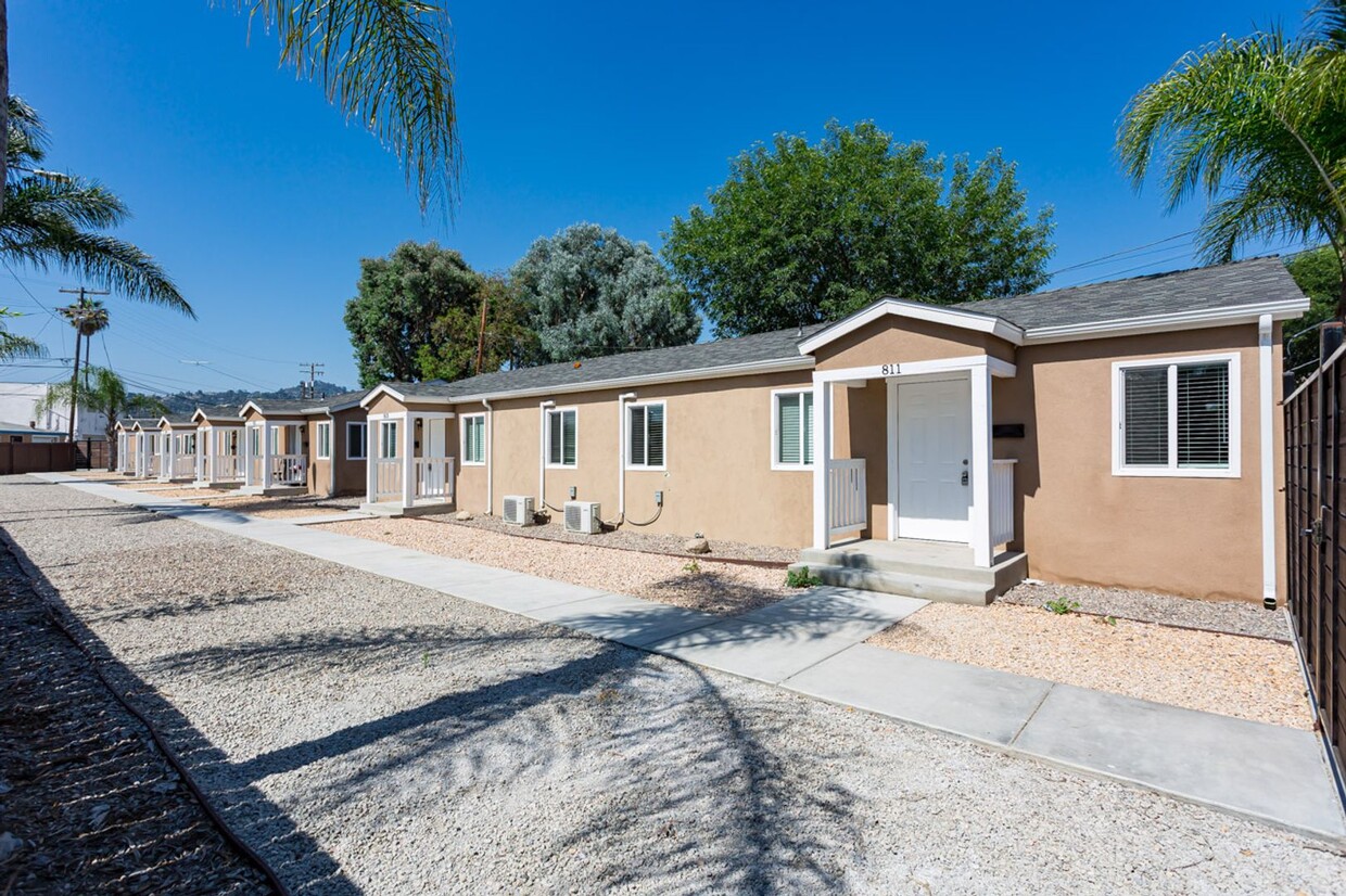 Primary Photo - 811-823 Palm Ave