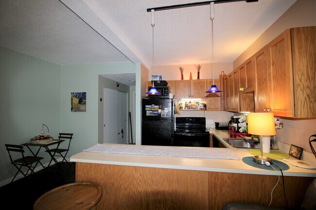 Building Photo - 22 River St